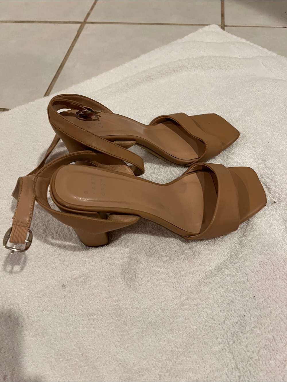 Well worn heels - Picture 6 of 11